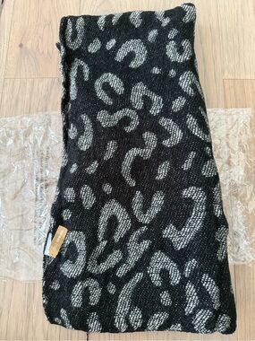 CALL IT SPRING Black & Cream Leopard Knit Scarf